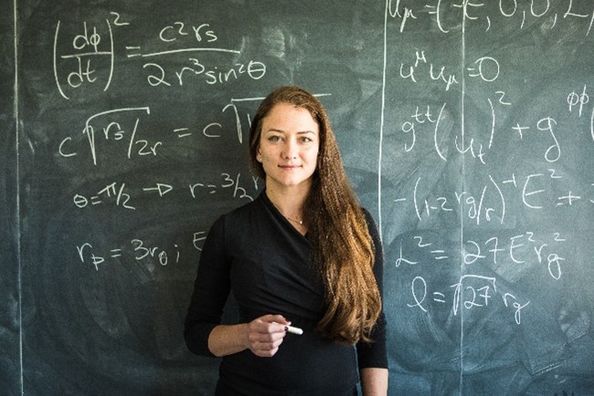 Lia Medeiros headshot