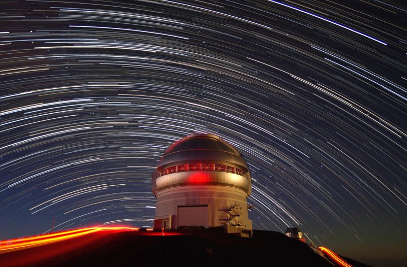 Time-lapse photo showing the movement of stars across the sky over the Gemini North telescope