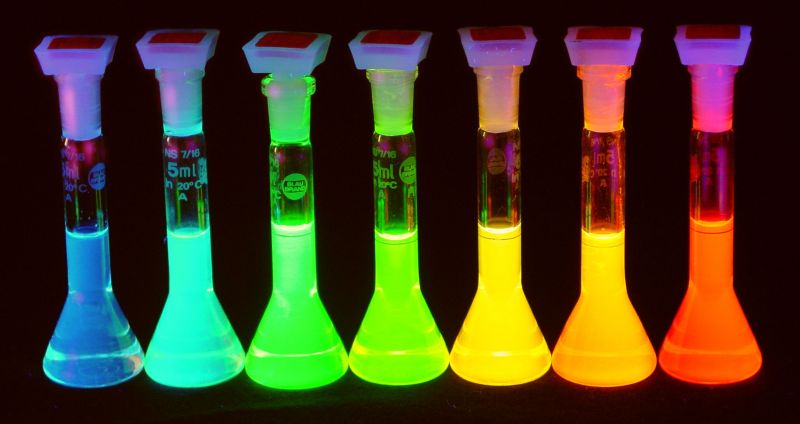 Quantum dot solutions emitting light at wavelengths across the rainbow