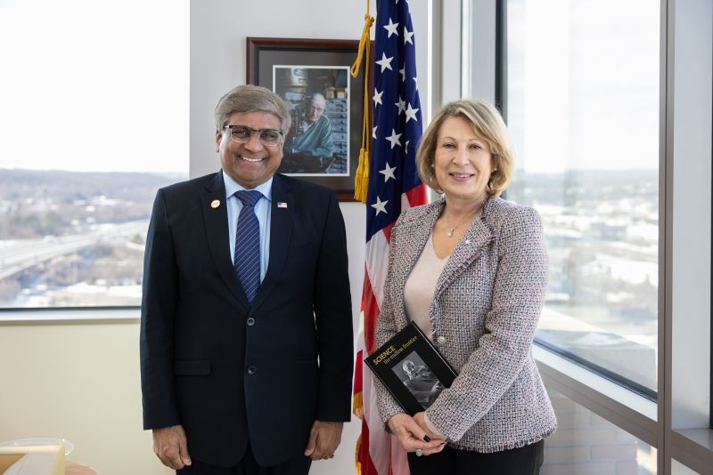 The Director meets with the Chief Science Advisor of Canada