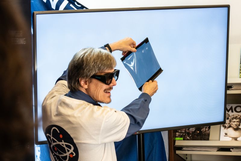 man demonstrates quantum superposition to the public