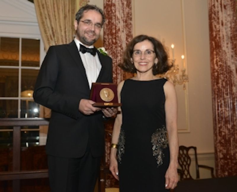 Mircea Dincă with NSF Director France Córdova holding an award