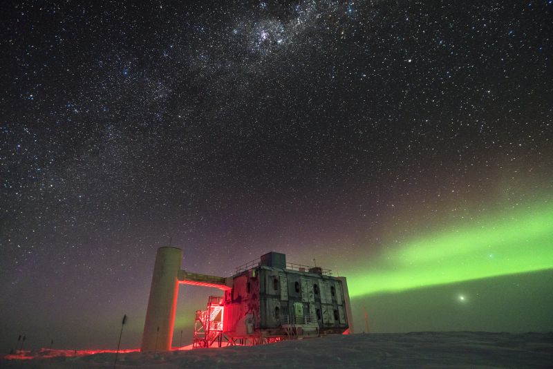 Instalação do Observatório de Neutrinos IceCube na estação científica do Polo Sul