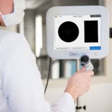 Clinician using OtoSight