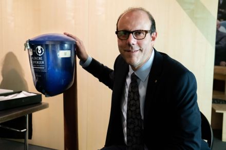 Kremer with dispenser