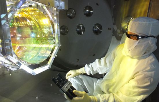 Technician inspects one of LIGOÕs core optics