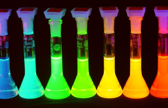 Quantum dot solutions emitting light at wavelengths across the rainbow