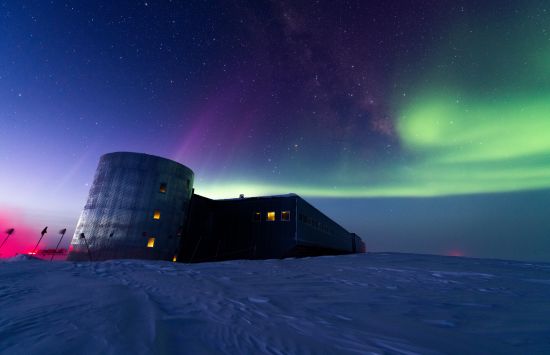 Vibrant green and purple auroras over Amundsen-Scott South Pole Station