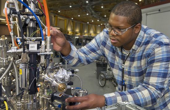 robert palomino working at the Lab’s National Synchrotron Light Source II