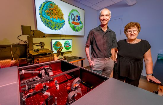 NSF Science and Technology Center for Quantitative Cell Biology Director Zaida Luthey-Schulten, right, is pictured with Associate Director Martin Gruebele. They appear with with a MINFLUX, the world's most powerful fluorescence microscope.