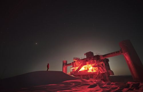 Bright moon illuminates IceCube South Pole Neutrino Observatory