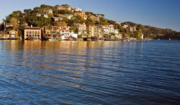 European city on the coast of a body of water