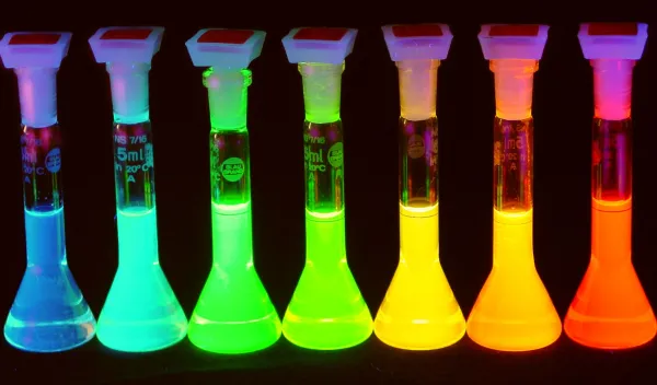 Quantum dot solutions emitting light at wavelengths across the rainbow