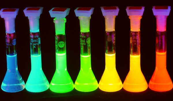 Quantum dot solutions emitting light at wavelengths across the rainbow