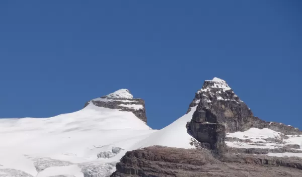 mountain with a snow top
