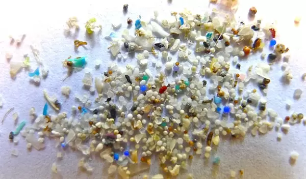 Microplastics pose an increasing concern in oceans, on land and in the atmosphere.