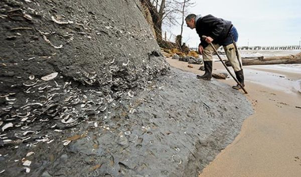 Mineralogist Robert Hazen in the field.