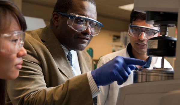 Lynden Archer with students in the lab