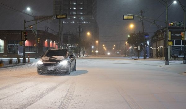 A car driving in the Dallas snowstorm of February 2021.