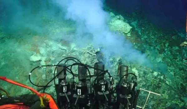 Magmatic gas hydrothermal venting