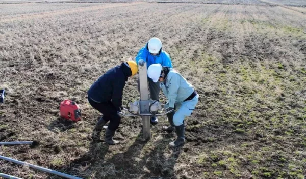 Researchers extract sediment cores from the Kujukuri coastal plain in Japan.