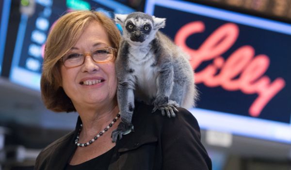 Patricia Wright shouldering a lemur