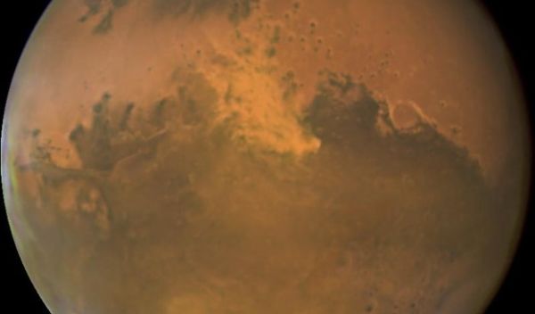a Mars dust storm appears