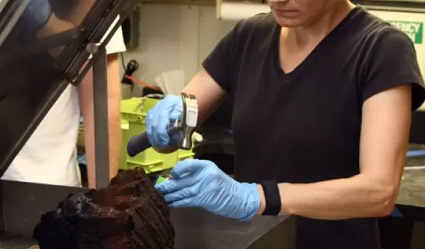Photo of Katrina Edwards sub-sampling volcanic basalt for microbiology as Brian Midson looks on.