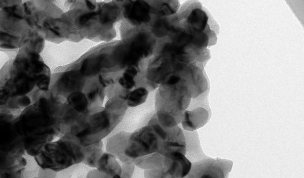 A microscopic image of nanoparticles using a nanogrid.
