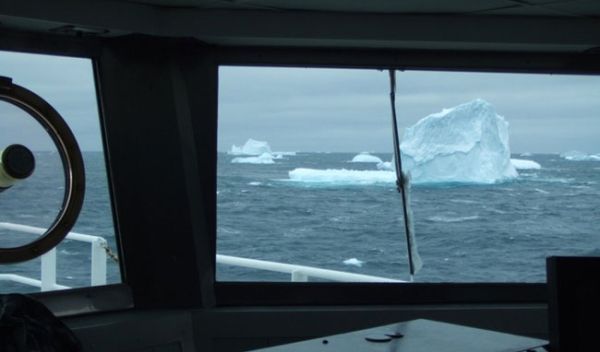Photo of the view from the driver's seat, or the "bridge," on the R/V Roger Revelle.