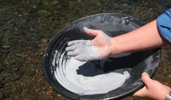 Researchers unearth a natural clay deposit with antibacterial activity.