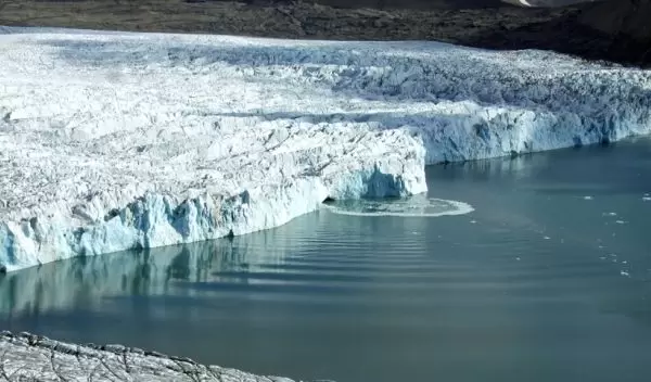 surface waves produced by iceberg calving