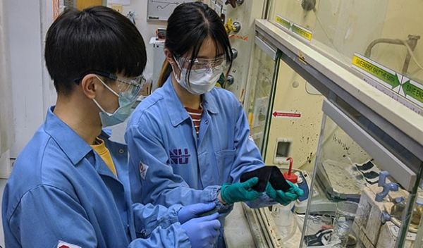 Postdoctoral fellow Hun Park (left) and graduate student Haiyue Huang