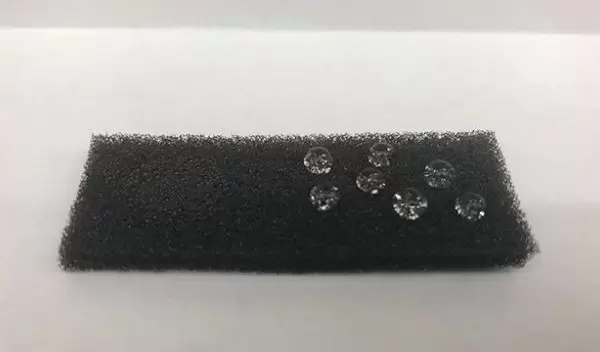 sponge absorbing oil (on the left) and resisting water (on the right)