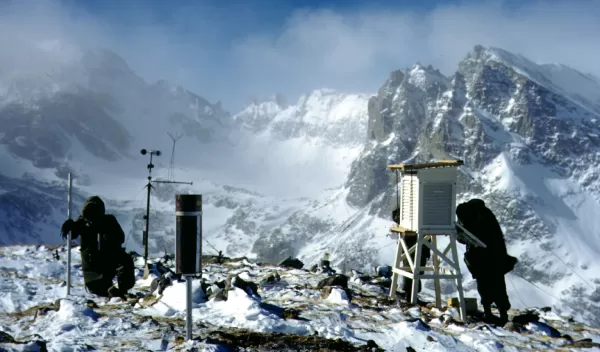 Researchers register high-elevation snowfall on top a snowy mountain in Colorado.