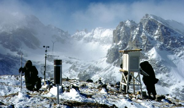 Researchers register high-elevation snowfall on top a snowy mountain in Colorado.