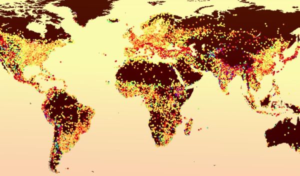 cities marked by colored dots that correspond to the intensity of their urban heat island effect