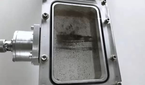 animation showing hydrocarbons clump together and rise through water during purification