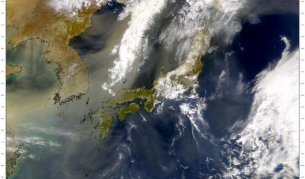 a dust plume leaving China