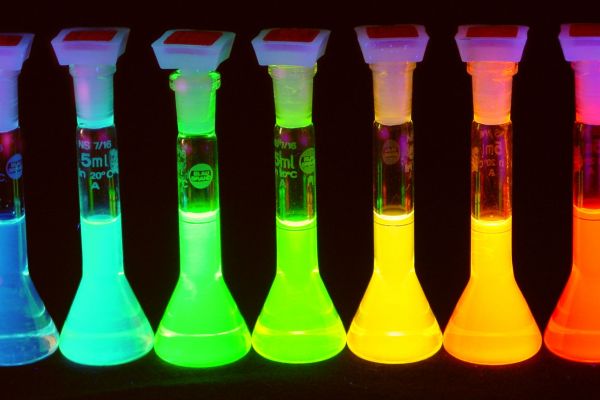 Quantum dot solutions emitting light at wavelengths across the rainbow