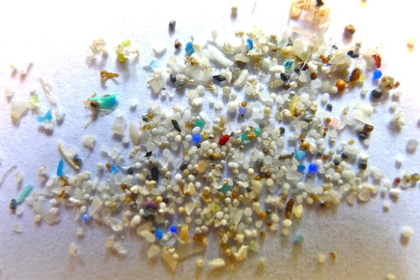 Microplastics pose an increasing concern in oceans, on land and in the atmosphere.